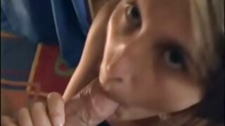 ຜິວເນື້ອສີຂາວ MILF ຕາສີຟ້າດູດ cock ຫນຸ່ມໃຫຍ່