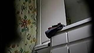 ຜູ້ຊາຍໃນຊຸດ bunny fucks ຄູ່ຂອງ brunette babes
